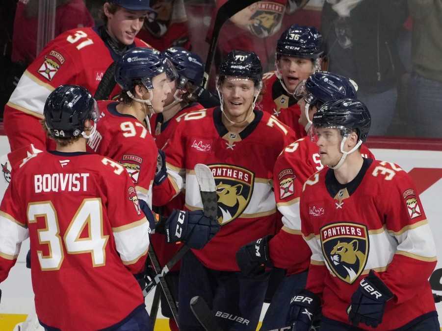Hráči Floridy Panthers oslavujú gól v príprave NHL.