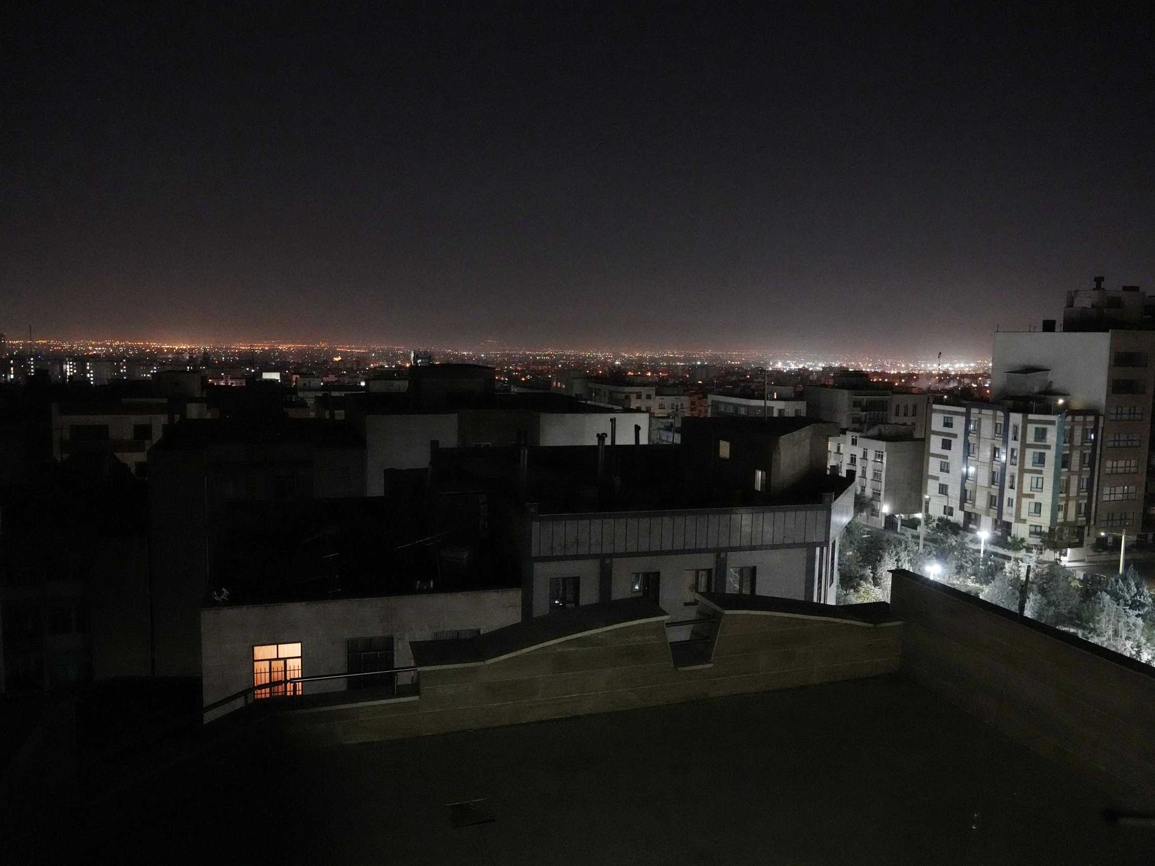 Panoráma Teheránu počas noci, keď na mesto zaútočil Izrael.