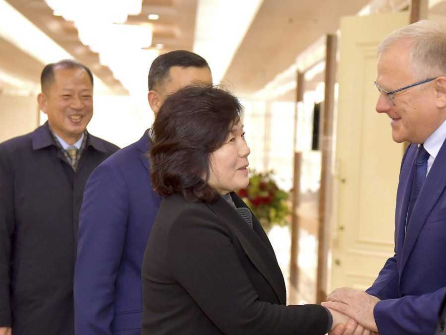 Uprostred Severokórejská ministerka zahraničných vecí Čche Son-hui.