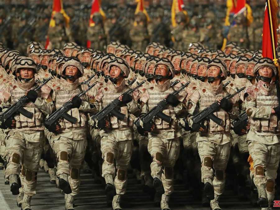 Na snímke severokórejskí vojaci počas vojenskej prehliadky.