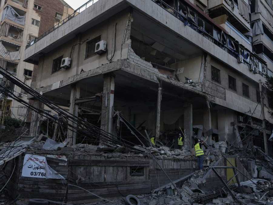 Záchranári prehľadávajú trosky budovy po izraelskom útoku na Bejrút.