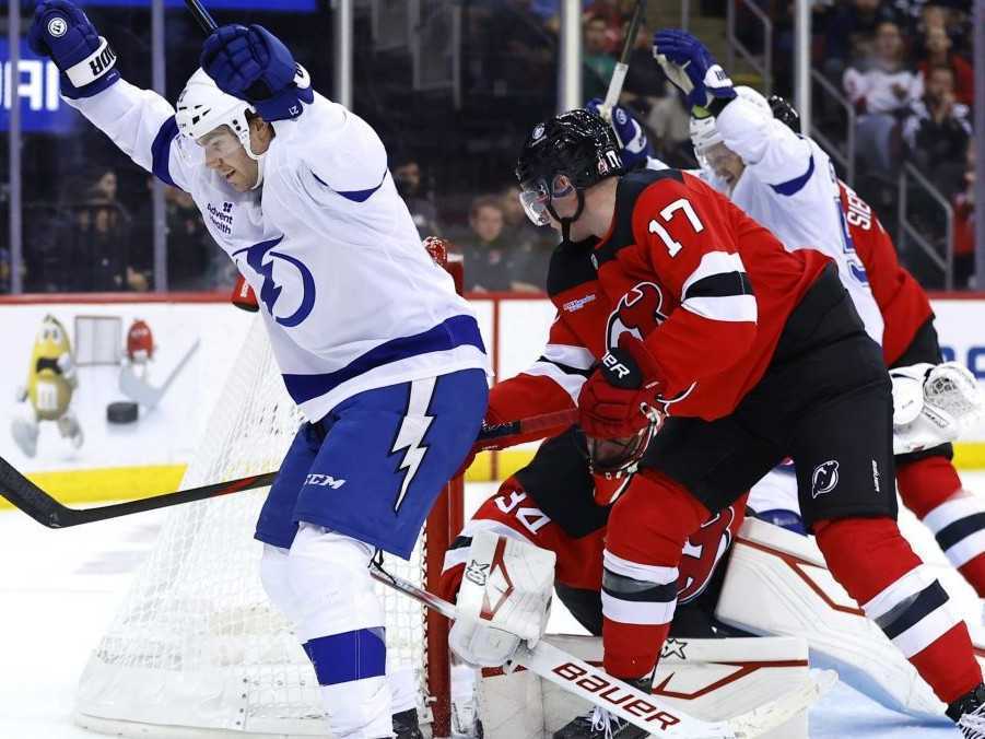 Brayden Point z Tampy Bay Lighting sa raduje z gólu, za ním s č. 17 korčuľuje Šimon Nemec.