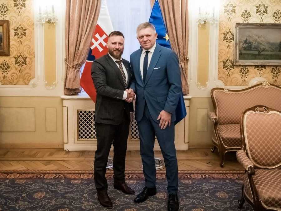 Na snímke Peter Kotlár a Robert Fico.