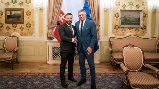 Na snímke Peter Kotlár a Robert Fico.