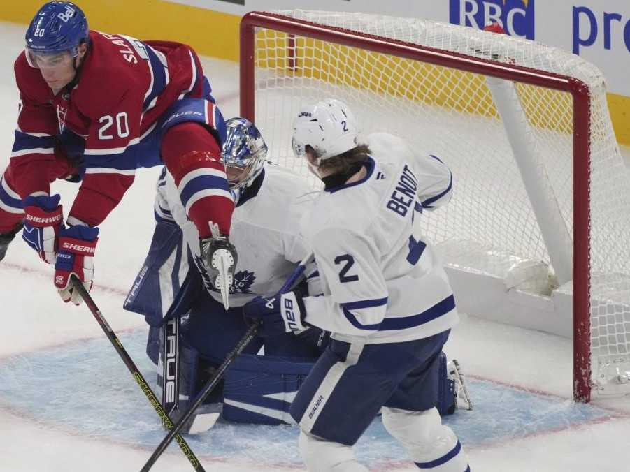 Slovenský hokejista Juraj Slafkovský počas zápasu Montrealu s Torontom.