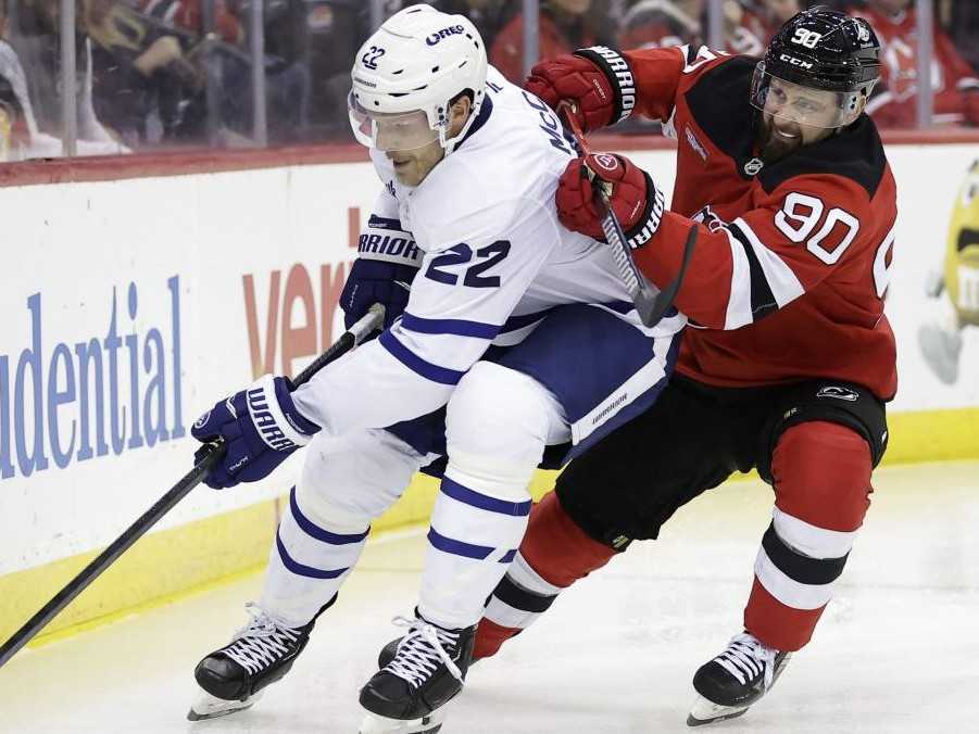 Vpravo slovenský útočník Devils Tomáš Tatar.