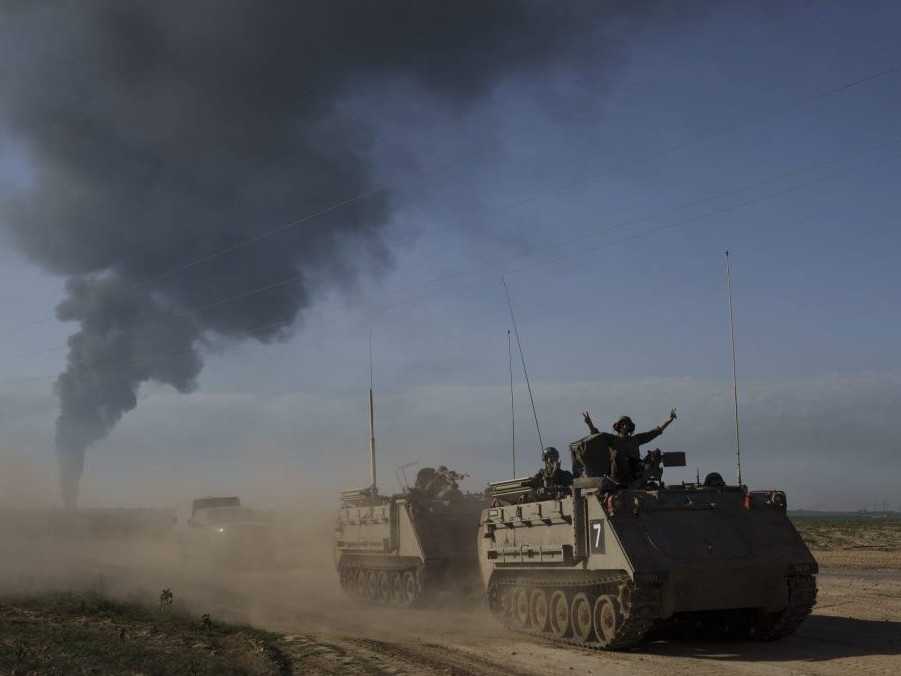 Izraelskí vojaci na obrnených transportéroch.