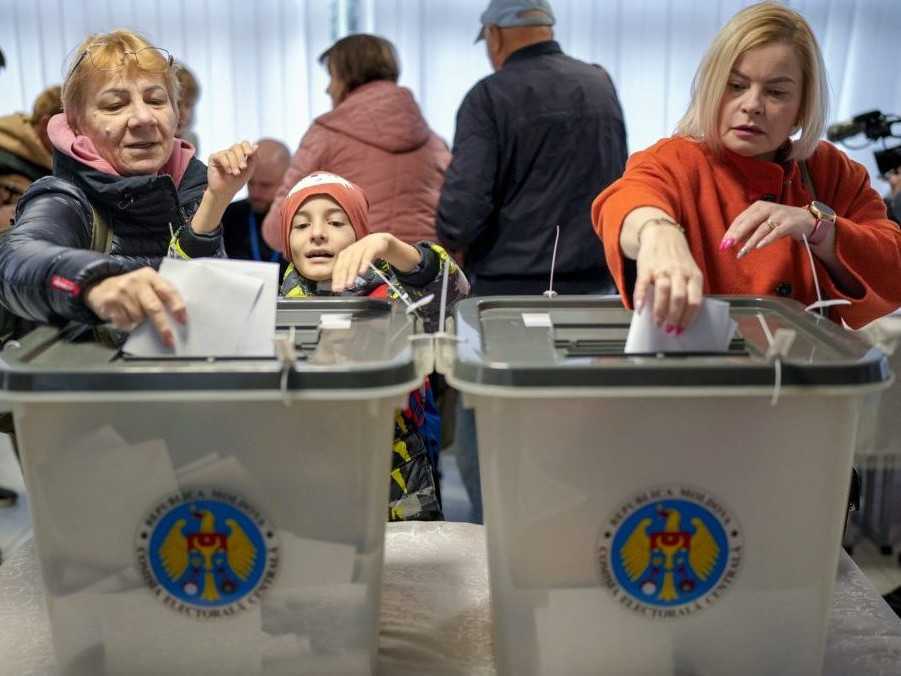 Ženy v Moldavsku volia počas prezidentských volieb a referenda o vstupe do EÚ.