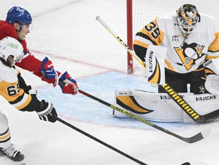 Slovenský hokejista Montrealu Juraj Slafkovský (vľavo).