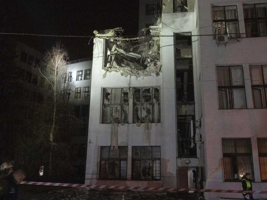 Poškodená budova po ruskom vzdušnom útoku v Charkove.