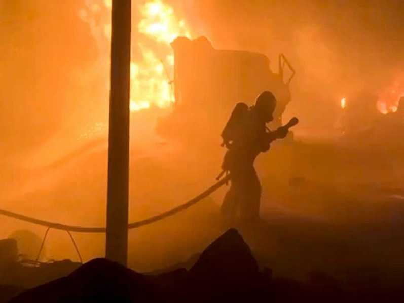 Ilustračná snímka ruských hasičov pri hasení požiaru.