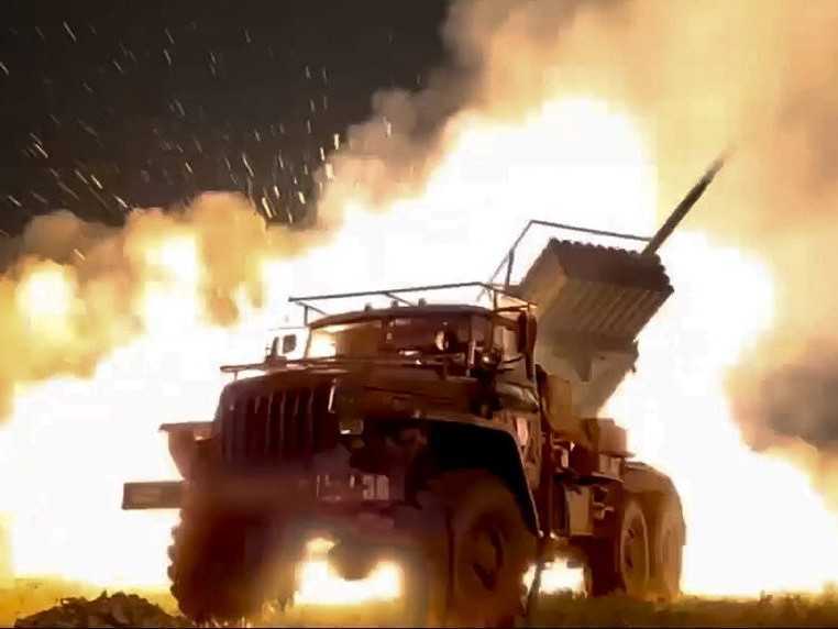 Raketomet ruskej armády odpaľuje rakety na ukrajinské pozície.