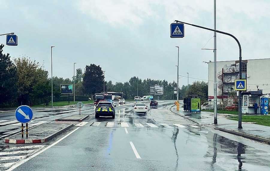 Policajné auto zrazilo na priechode pre chodcov v Bratislave staršiu ženu