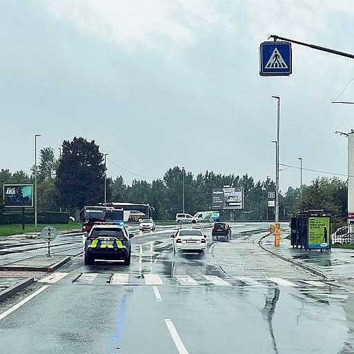 Policajné auto zrazilo na priechode pre chodcov v Bratislave staršiu ženu