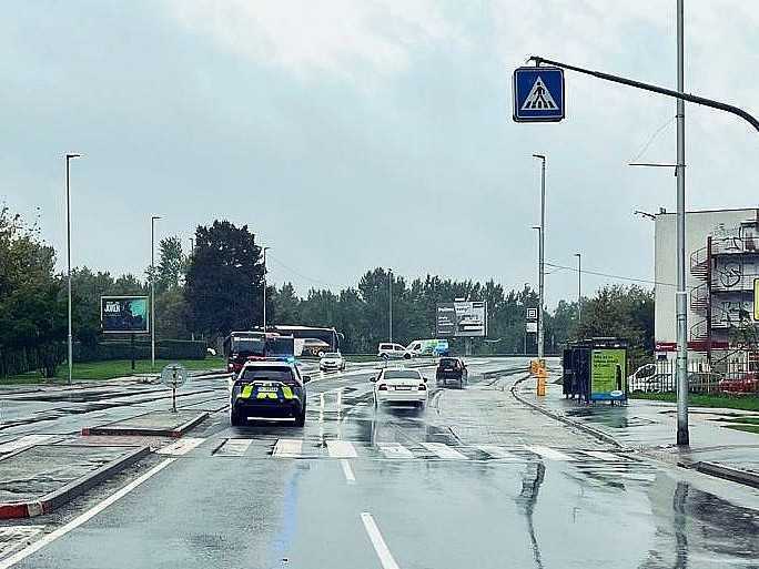 Policajné auto zrazilo na priechode pre chodcov v Bratislave staršiu ženu