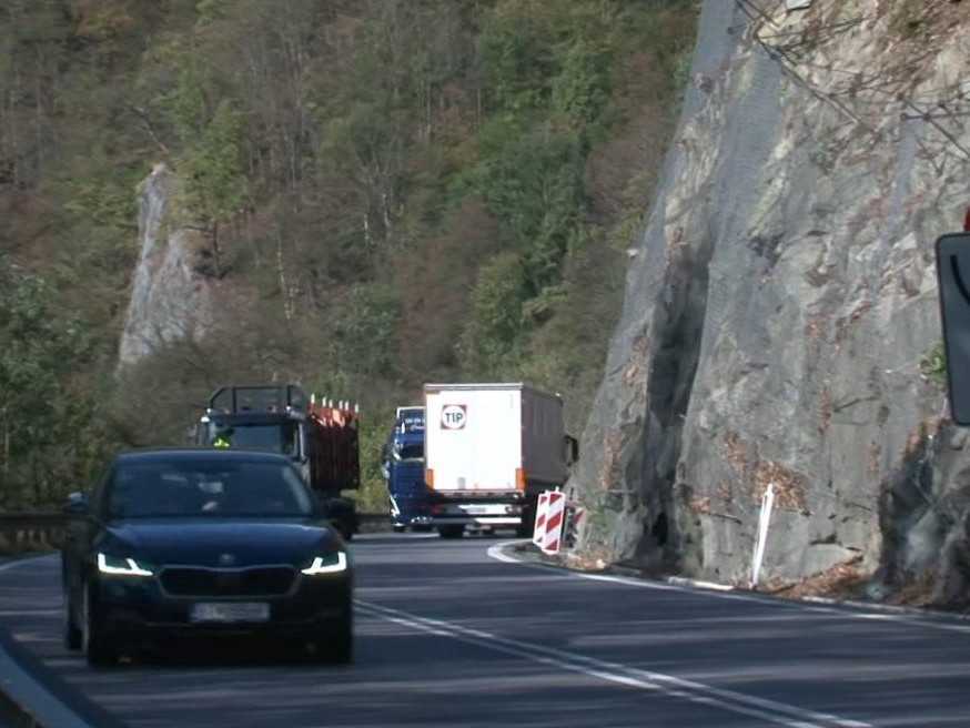 Ilustračná snímka cesty pod Strečnom.