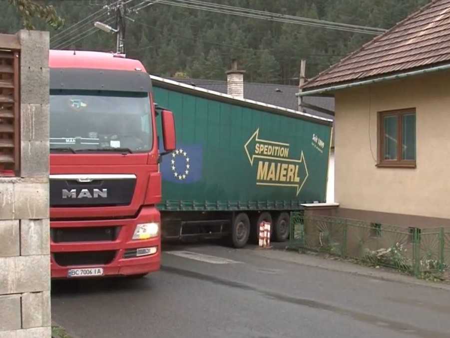 Vodiči nákladných áut porušujú zákaz vjazdu.