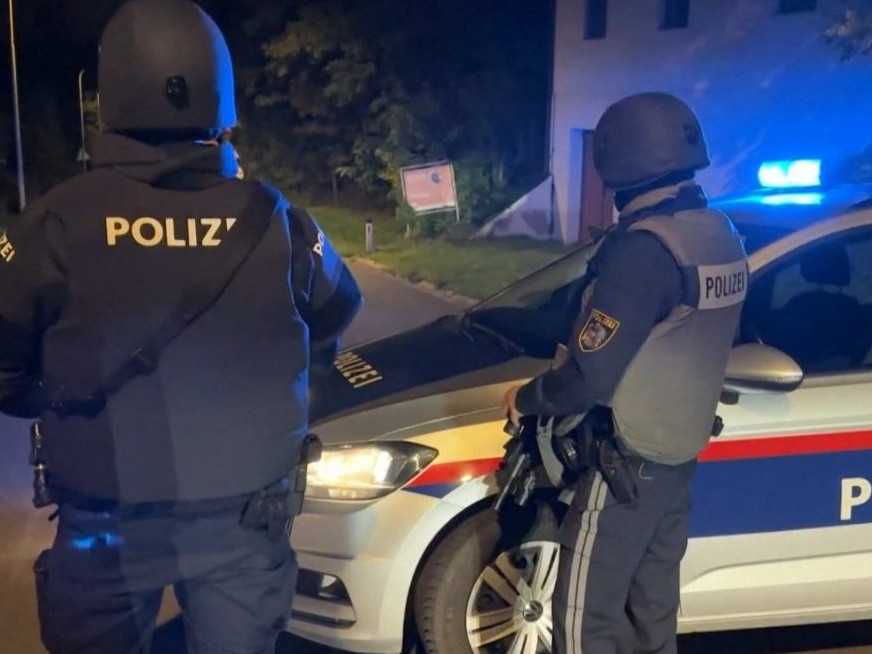 Na snímke rakúski policajti.