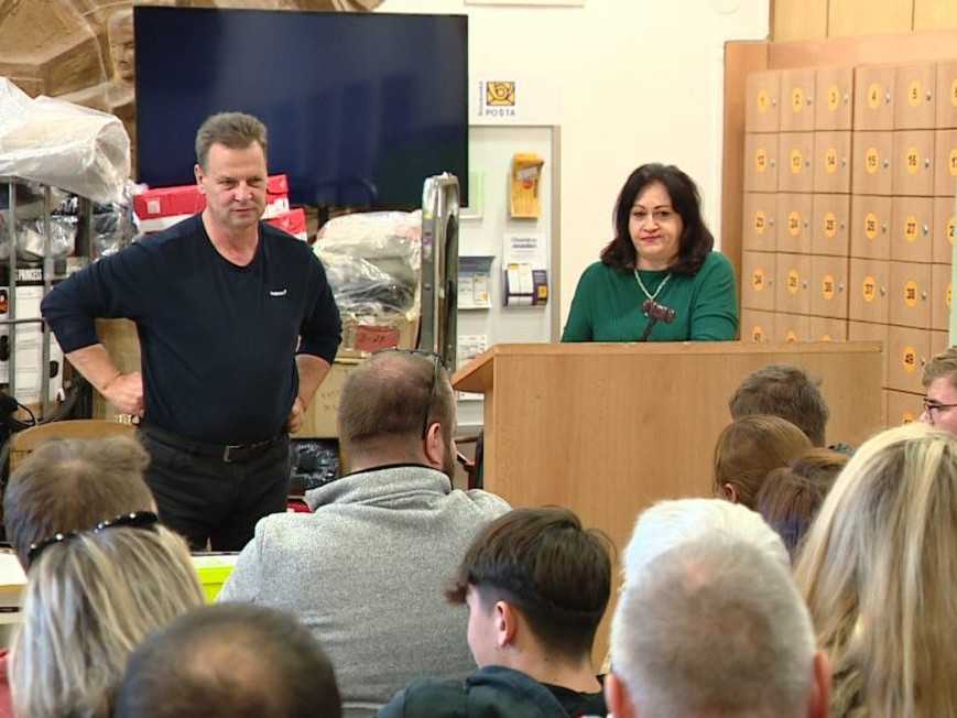 Na snímke priebeh dražby.