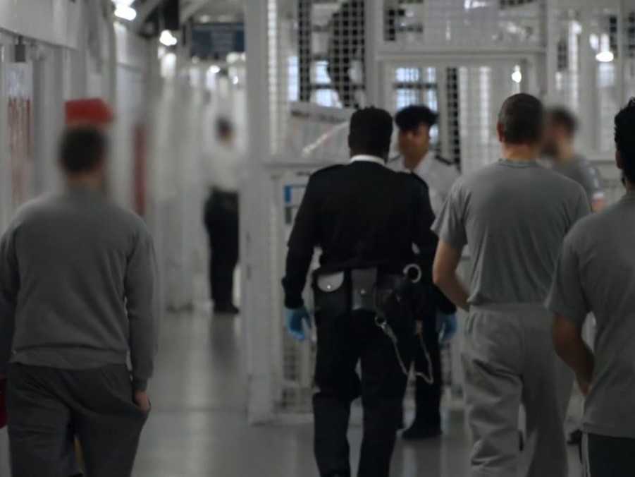 Väzni na chodbe väznice