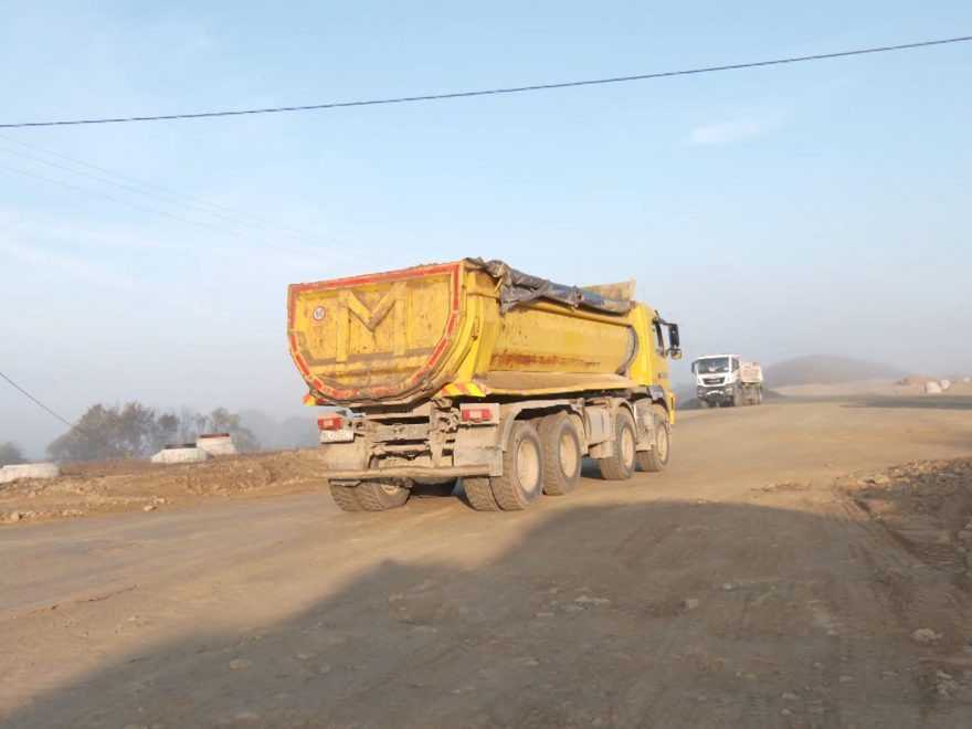 Na snímke stavenisko s nákladnými autami.