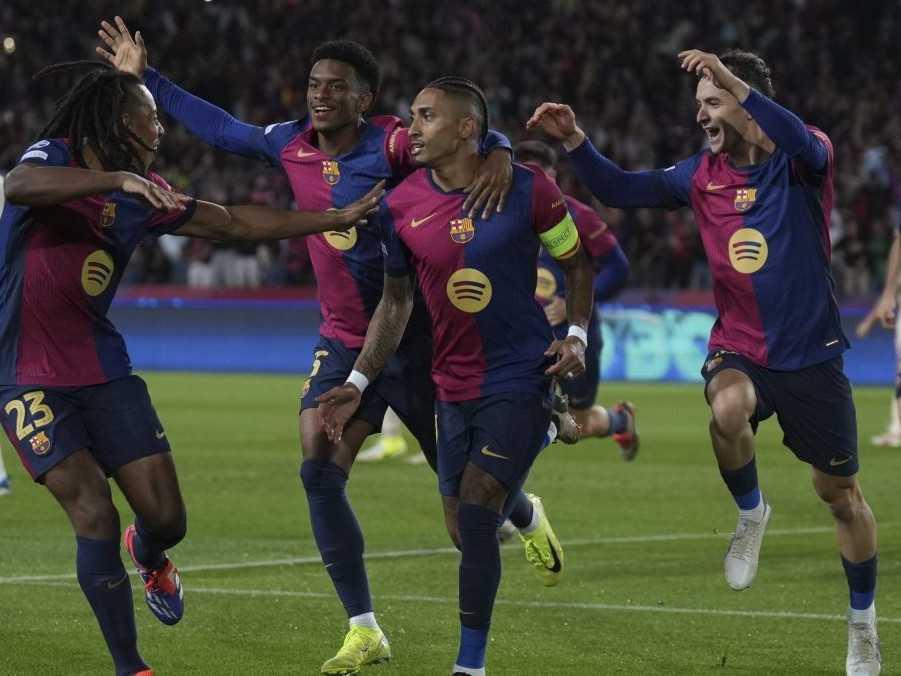 Hráč Barcelony Raphinha (uprostred) oslavuje so spoluhráčmi.