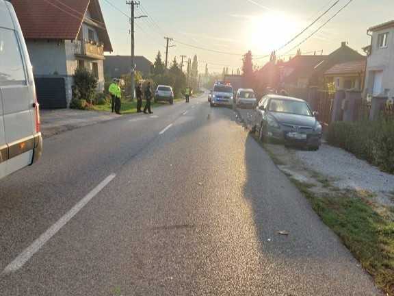 Cesta v Suchej nad Parnou, vpredu vľavo nákladné auto, v pozadí polícia.