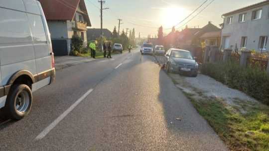 Cesta v Suchej nad Parnou, vpredu vľavo nákladné auto, v pozadí polícia.