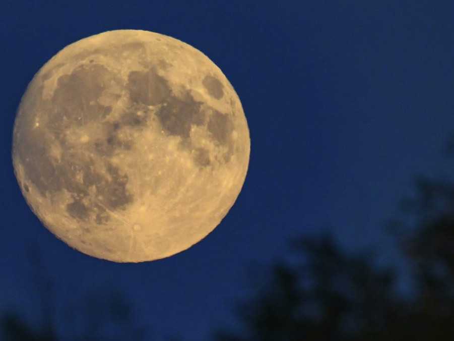 Mesiac svieti na večernej oblohe.