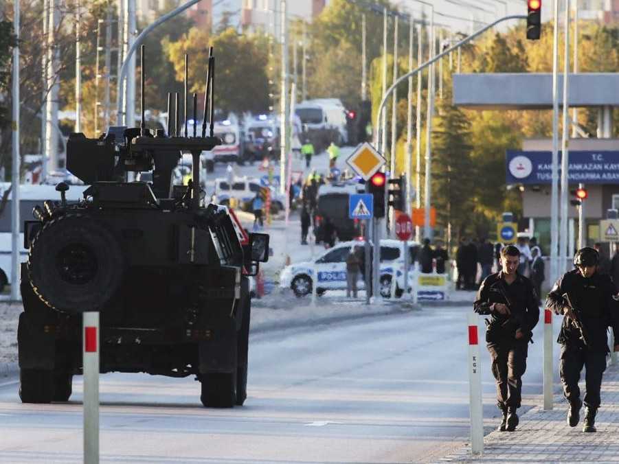 Na snímke bezpečnostné a záchranné zložky zasahujú po teroristickom útoku.