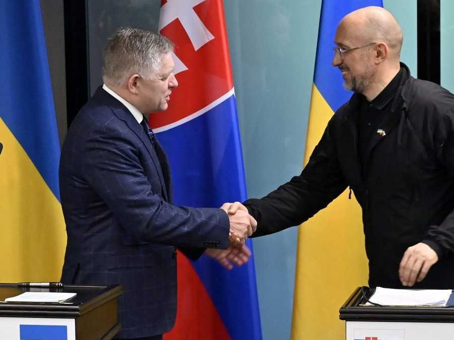 Na snímkepredseda vlády SR Robert Fico a predseda vlády Ukrajiny Denys Šmyhaľ.