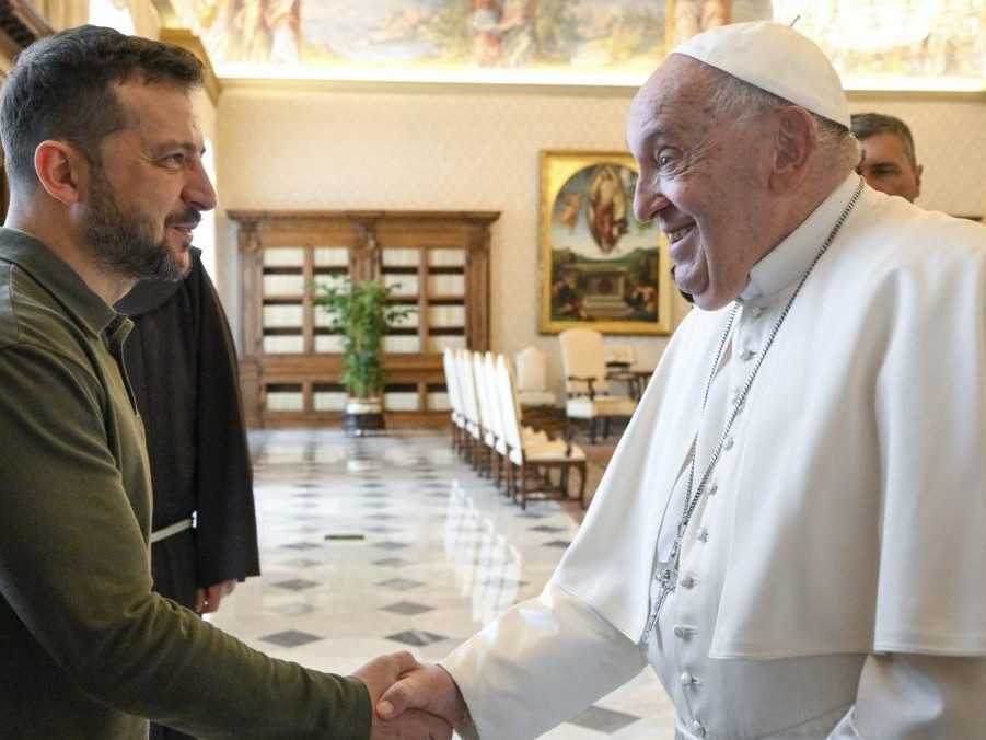 Zľava ukrajinský prezident Volodymyr Zelenskyj a pápež František.