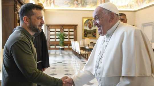 Zľava ukrajinský prezident Volodymyr Zelenskyj a pápež František.