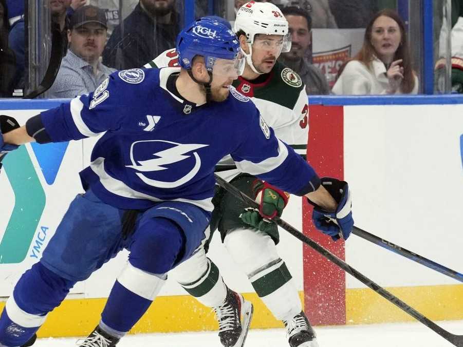 Erik Černák a Mats Zuccarello z Minnesoty bojujú o puk.