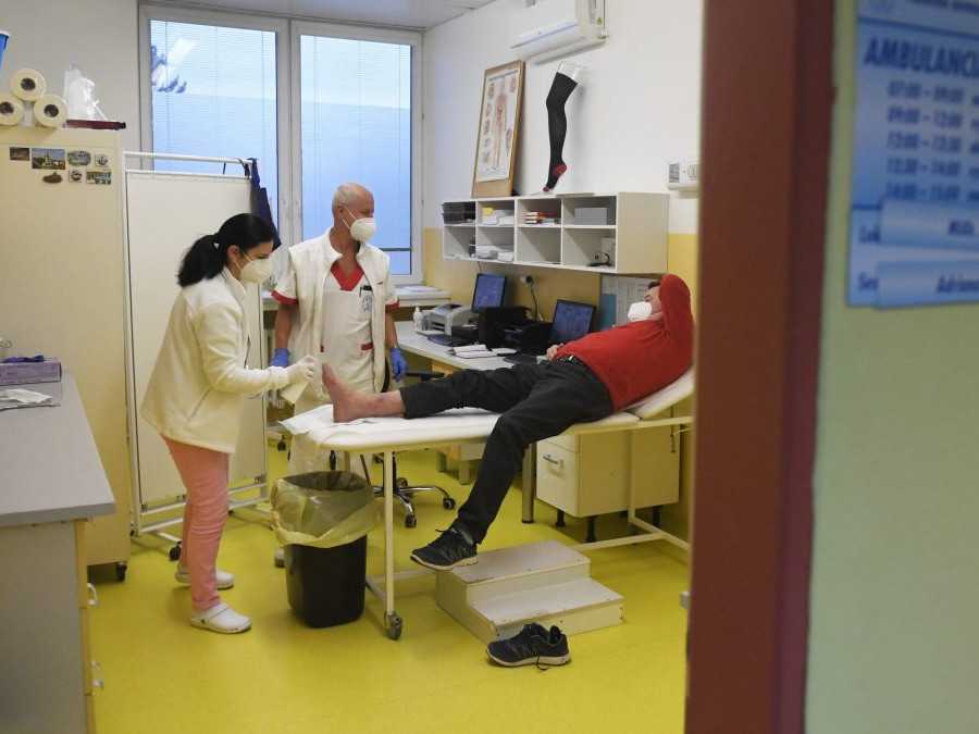 a snímke zľava sestrička, lekár a pacient počas vyšetrenia v ambulancii.