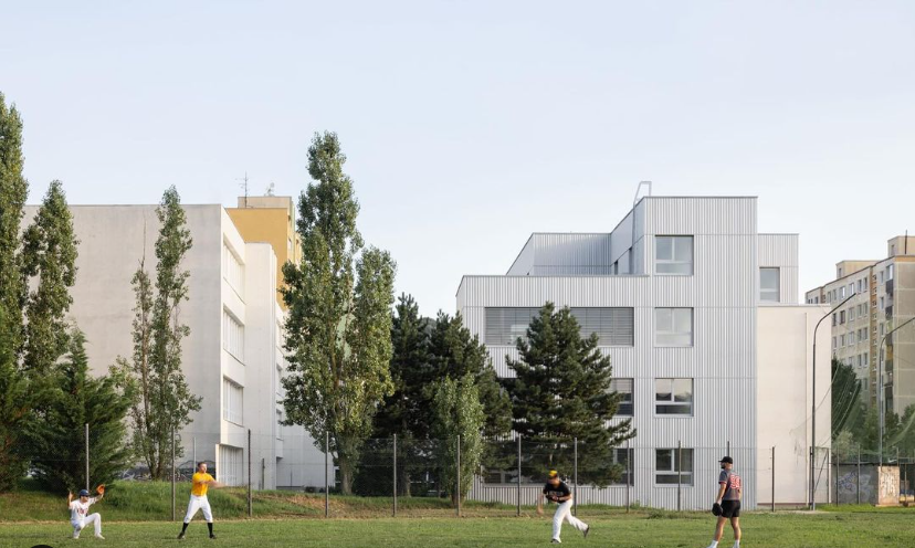 Na sn&iacute;mke nadstavba z&aacute;kladnej &scaron;koly v Dev&iacute;nskej Novej Vsi v Bratislave, v&iacute;ťaz v kateg&oacute;rii občianske a priemyseln&eacute; budovy.