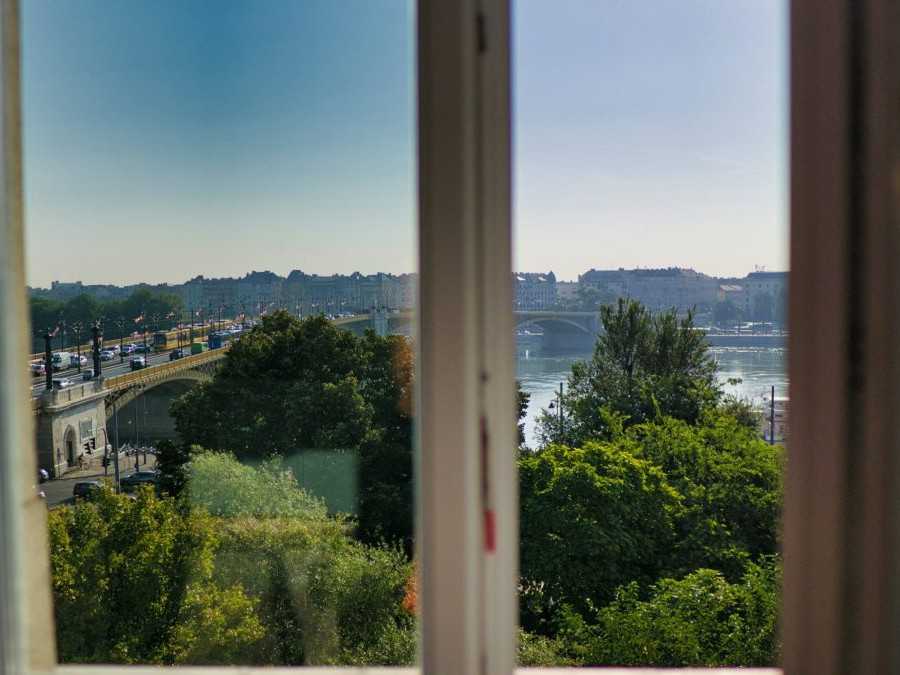 Výhľad na Budapešť z okna ubytovacieho zariadenia.