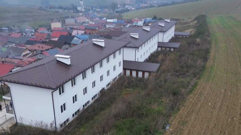 Tri nové bytovky v Bystranoch nie sú ani po roku skolaudované, začali tak chátrať