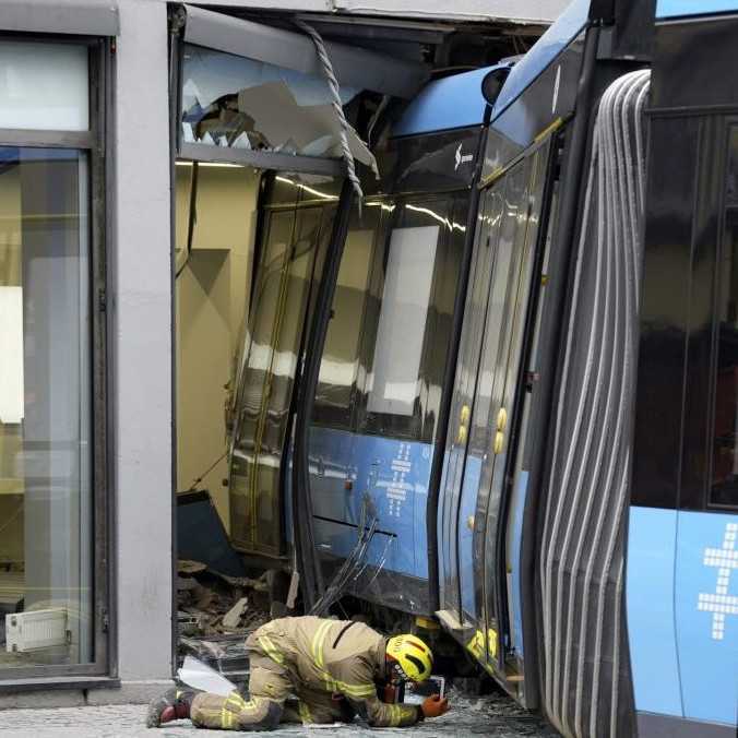 FOTO: Električka v centre Osla sa vykoľajila a vrazila do obchodu s elektronikou