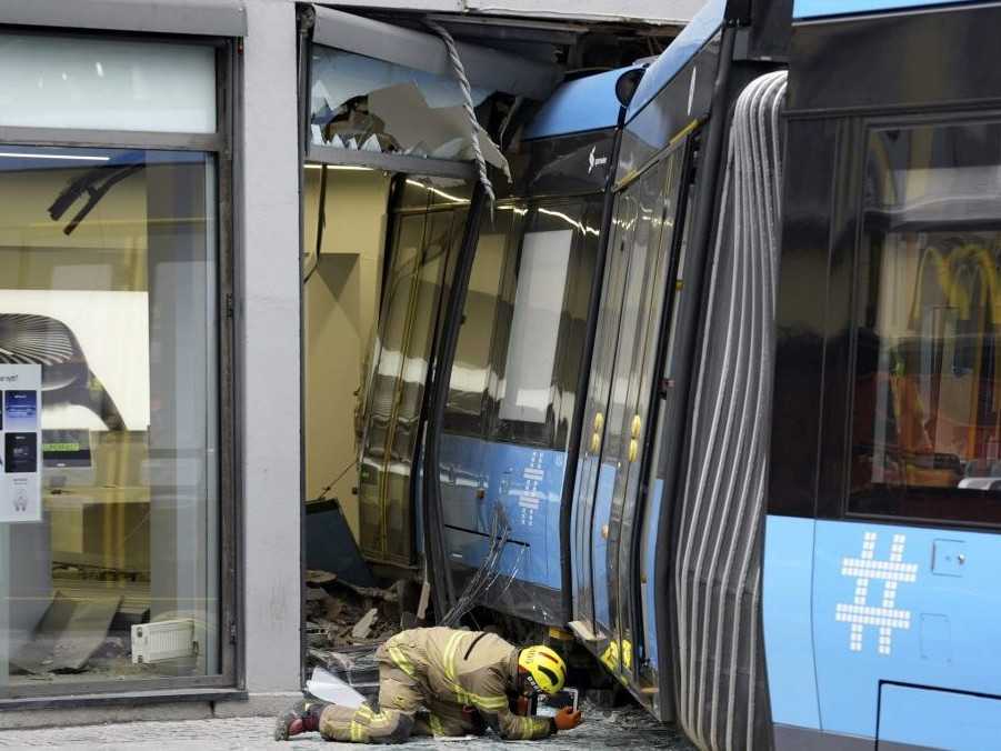 Na snímke vykoľajená električka.
