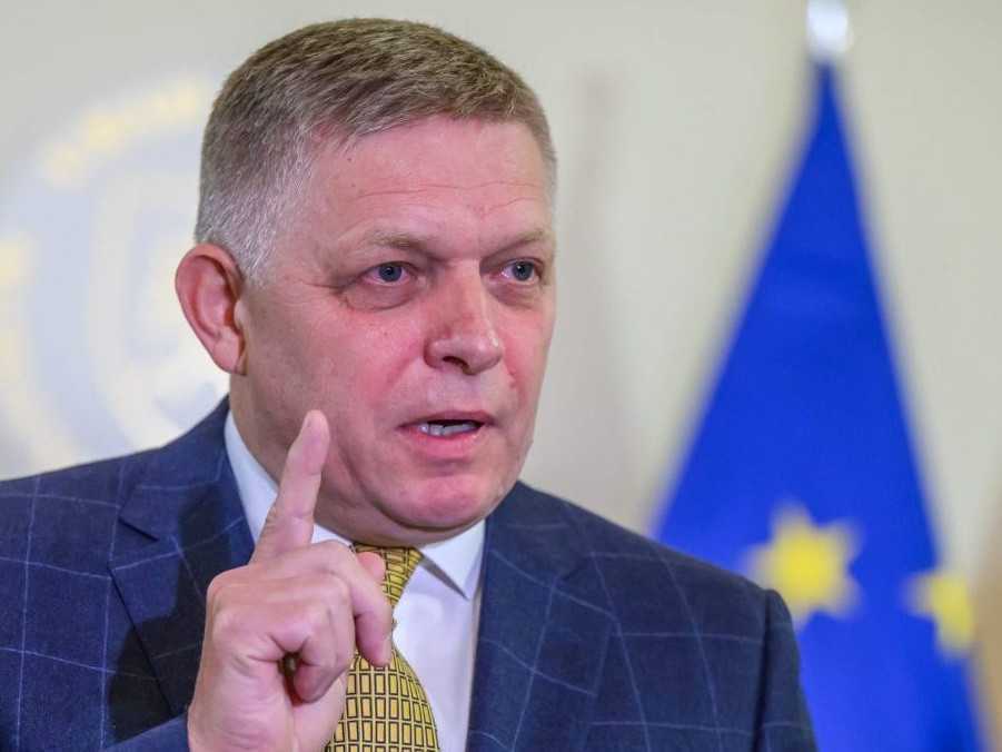Premiér Robert Fico (Smer-SD).
