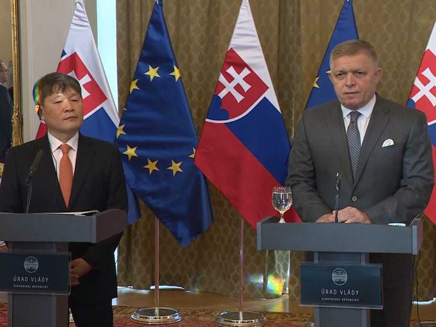 Generálny riaditeľ Hyundai Mobis Lee Gyu Suk a premiér Robert Fico