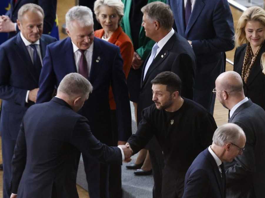 Na snímke Robert Fico a Volodymyr Zelenskyj si podávajú ruky.