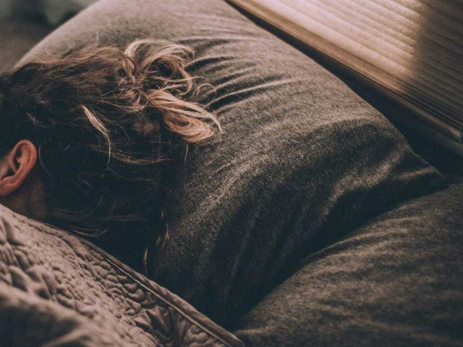 Ilustračná snímka spiacej ženy.