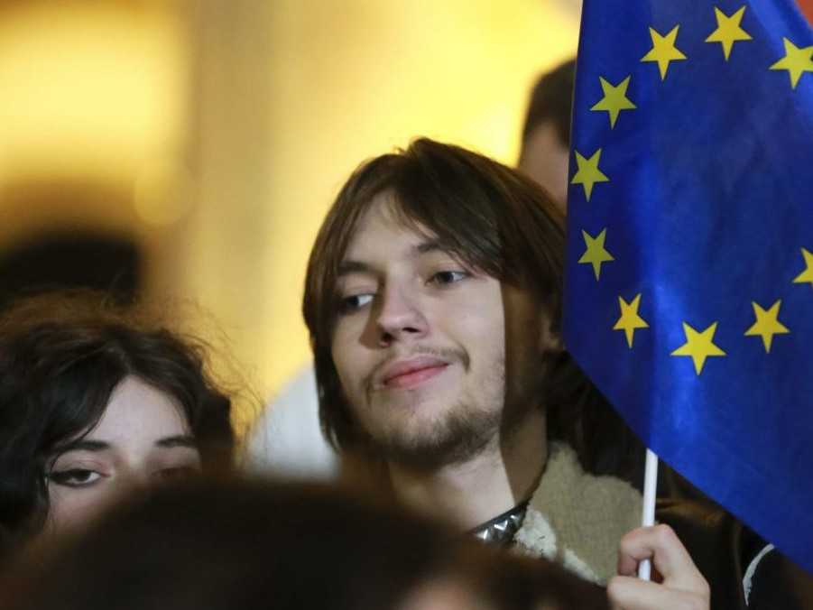 Mladý muž na proteste v Tbilisi máva vlajkou Európskej únie.
