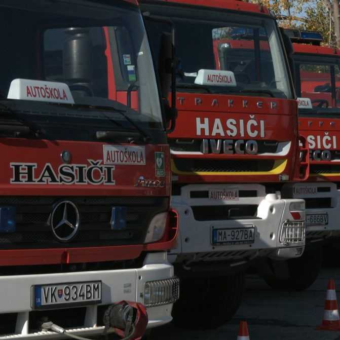 V Lešti otvorili pre hasičov ich vlastnú autoškolu. Dostali aj špeciálne vozidlá do náročného terénu