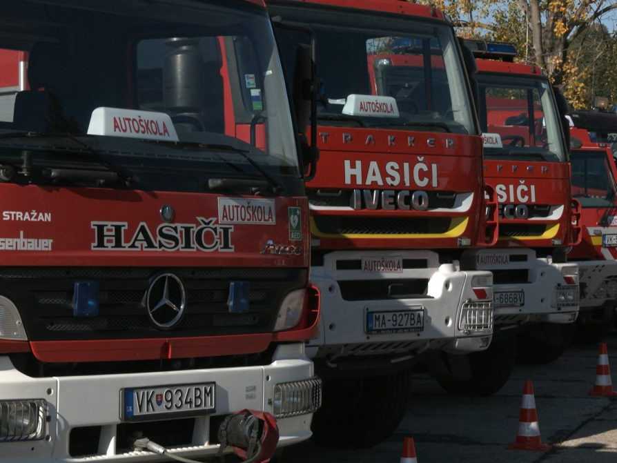 V Lešti otvorili pre hasičov ich vlastnú autoškolu. Dostali aj špeciálne vozidlá do náročného terénu