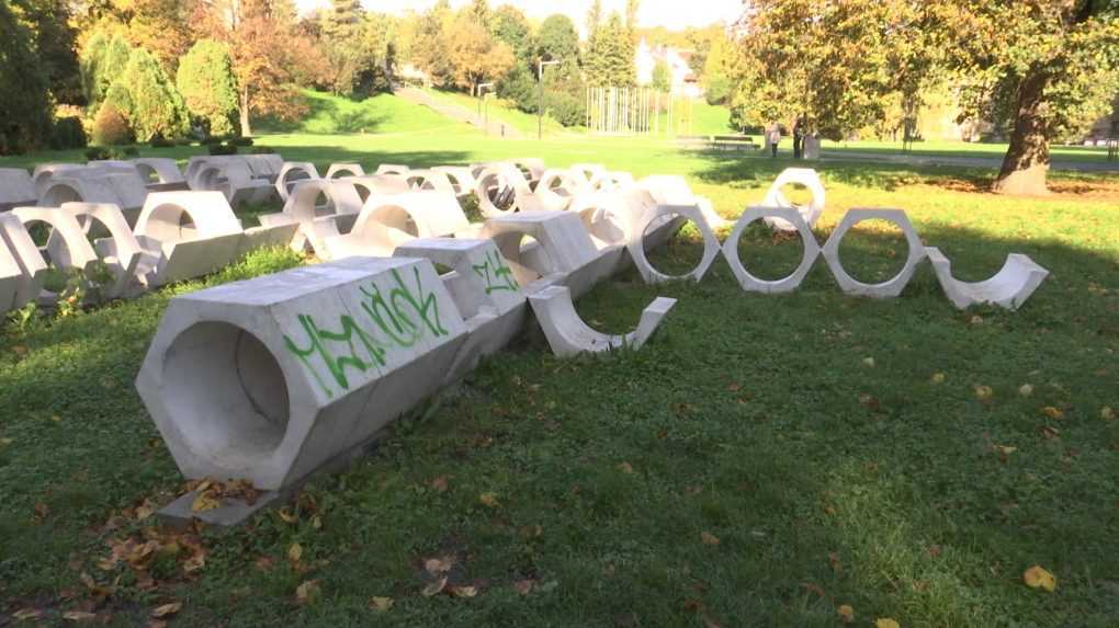 Vandali poškodili ikonický Hexagon v Banskej Bystrici, bol krátko po rekonštrukcii