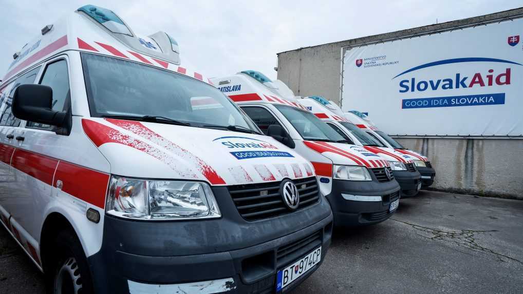 Pomoc za desiatky tisíc eur: Slovensko odovzdalo Ukrajine 18 sanitiek aj zdravotnícky materiál