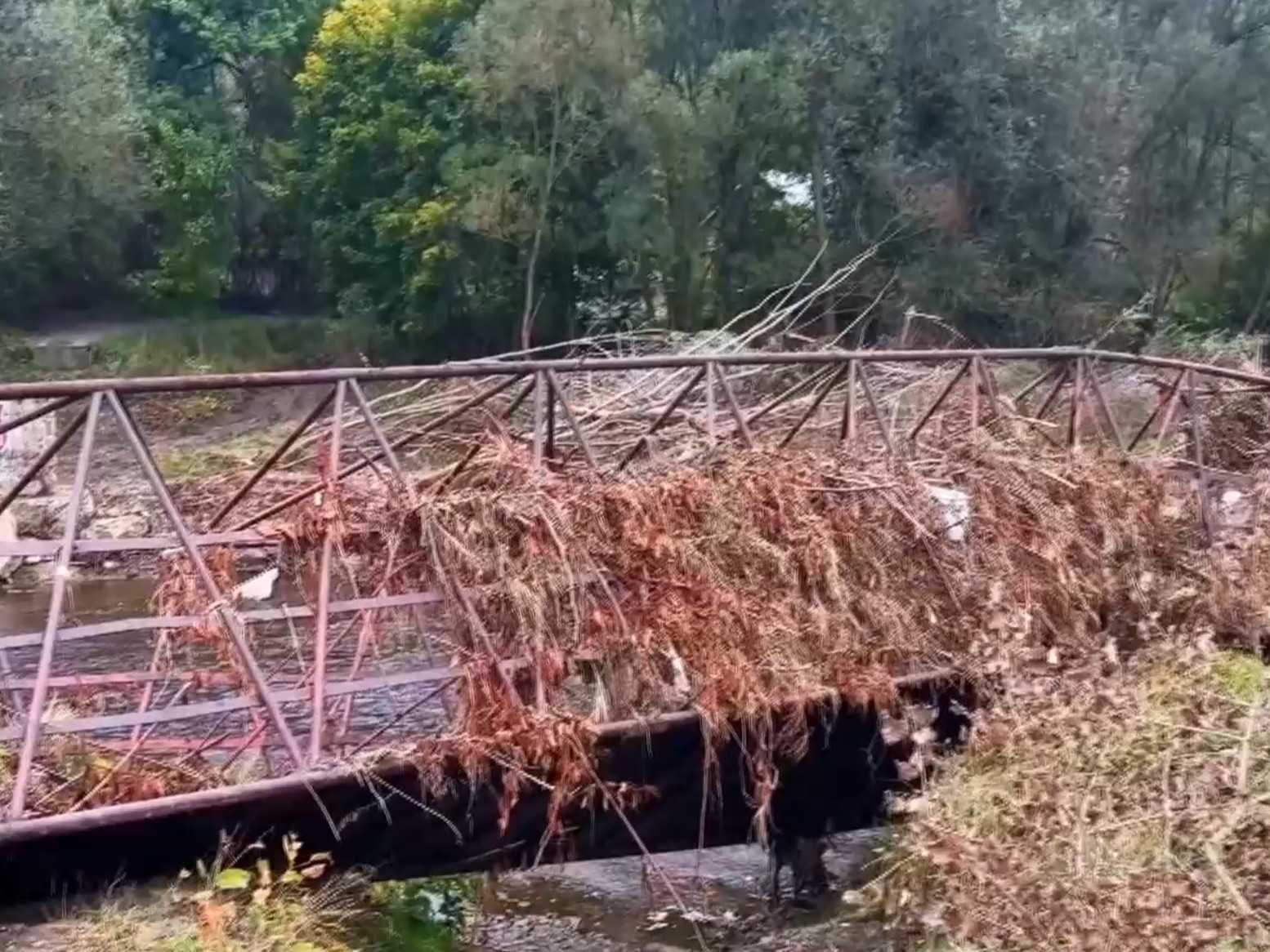 Obyvatelia obce na Kysuciach sú odrezaní od sveta: Zrútil sa tam most a hrozí, že cez zimu sa budú musieť brodiť riekou